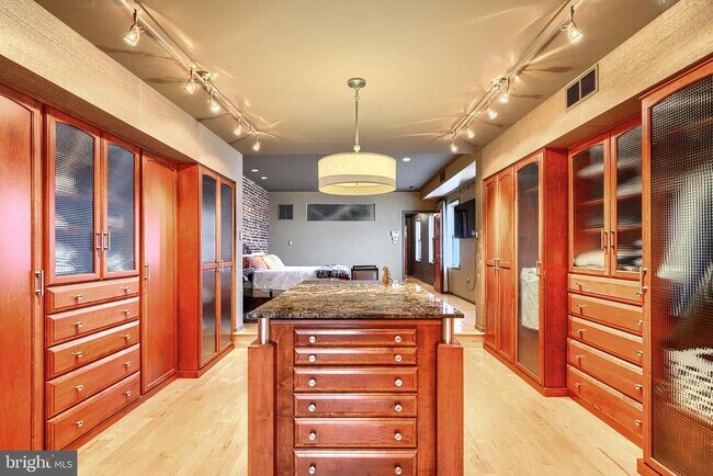 Building Photo - 1301 Hull St