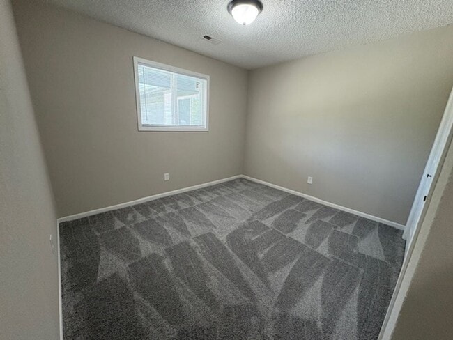 Building Photo - Beautifully Updated 2-Bedroom Duplex with ...