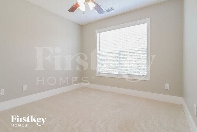 Building Photo - 265 Anita Dr