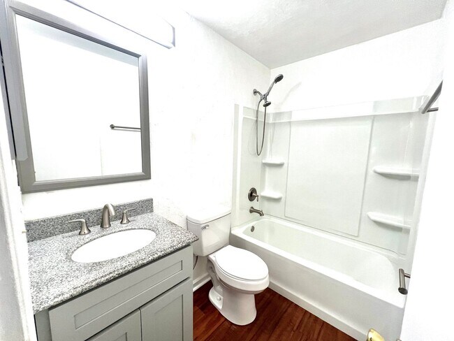 Building Photo - Super house on large private lot