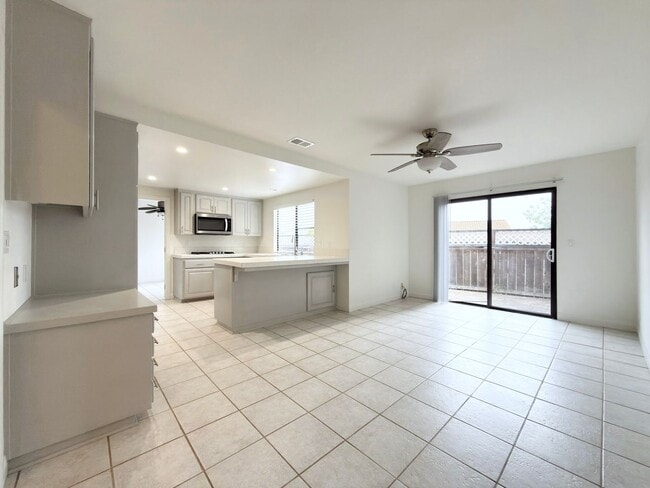 Building Photo - Centrally Located Single Level in Oceanside!
