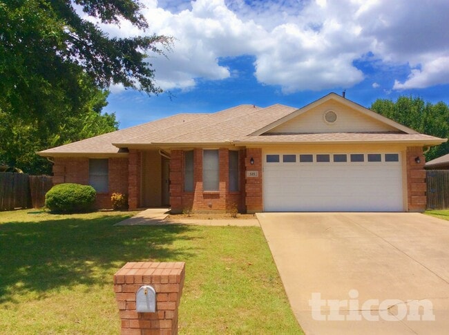 Building Photo - 525 Arbor Ln