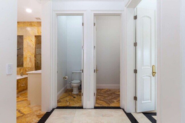 Building Photo - 4/3 Stunning Waterfront home in the heart of Clearwater Beach!