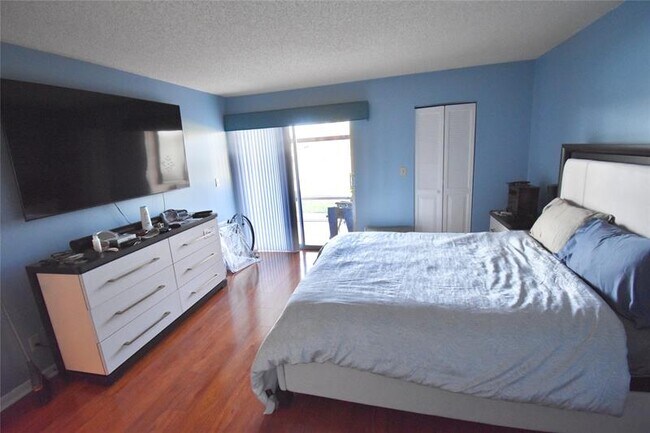 Building Photo - 4301 Martinique Cir