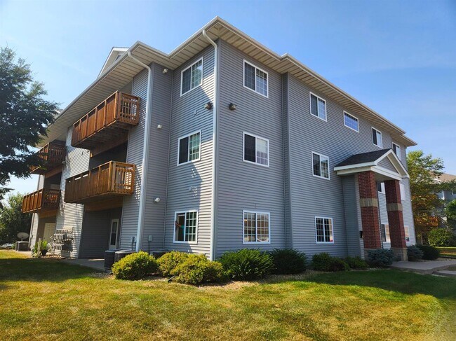 Building Photo - 2210 W Lake Rd