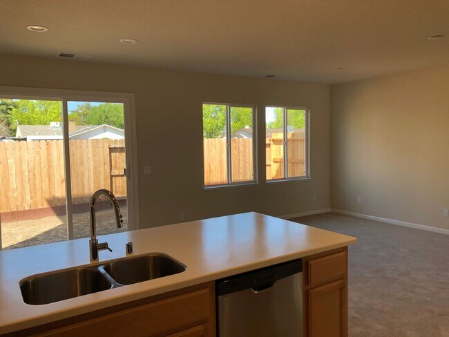 Building Photo - Modesto 3 Bedroom 2.5 Bath Newer Construction
