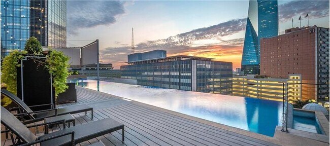 Building Photo - 301 N Akard St