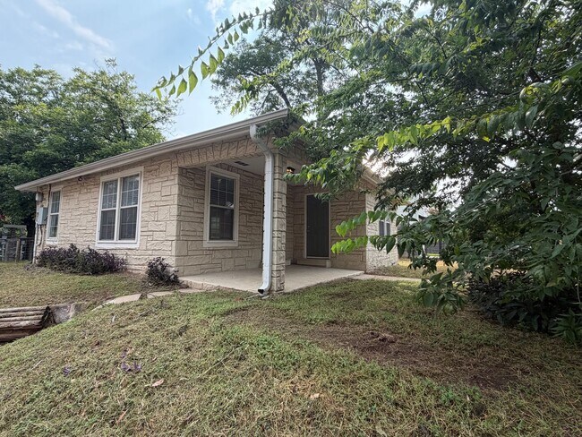 Building Photo - CUTE 2/1 HOME CLOSE TO DOWNTOWN