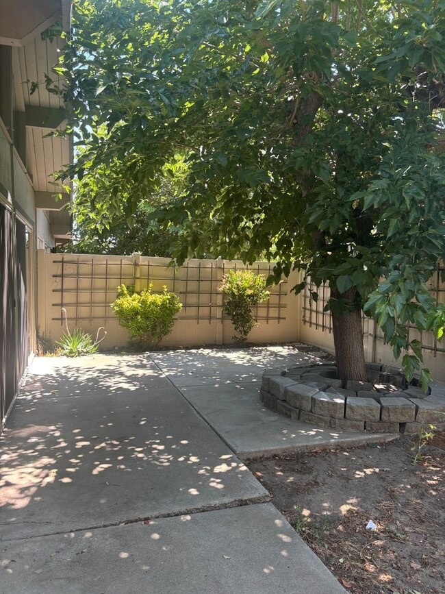 Building Photo - Lovely, 2 Bedroom 1.5 bath townhome nestle...
