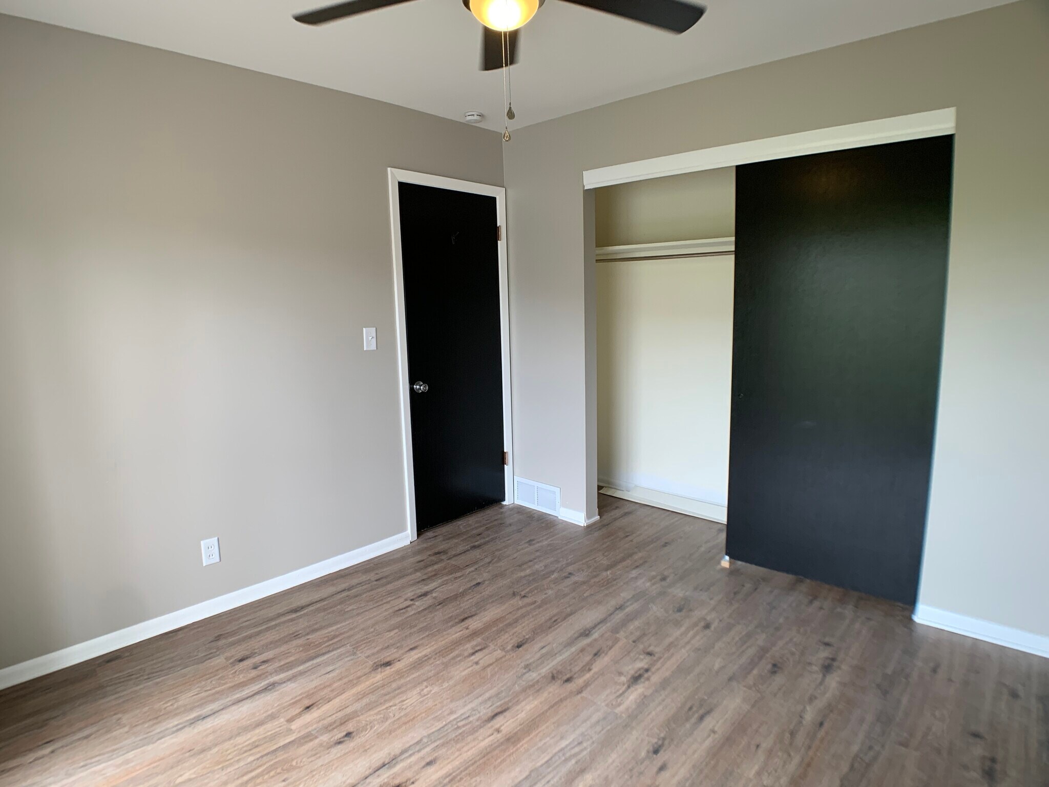 Building Photo - 211 Wedgewood Dr