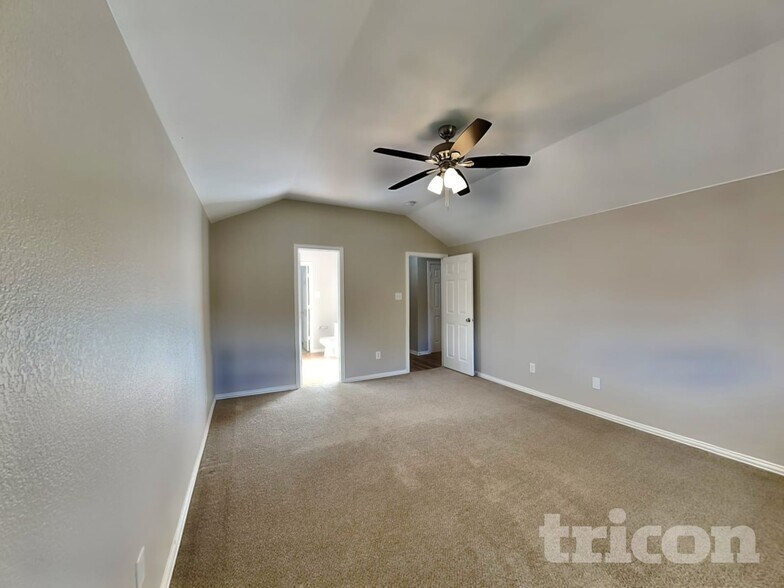 Building Photo - 523 Pinnacle Dr