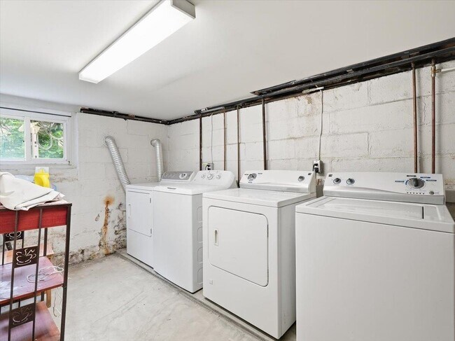 Building Photo - 98 W 47th St