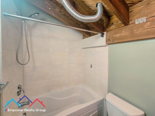 Building Photo - 1 Bed 1.5 Bath Loft in Desired Emeryville/Oakland Neighborhood