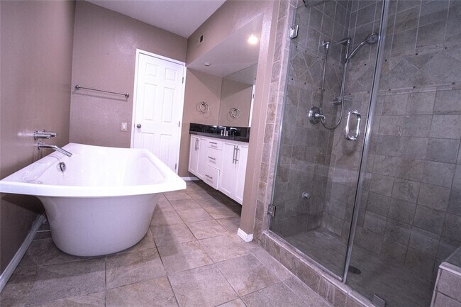 Building Photo - 848 W Huntington Dr