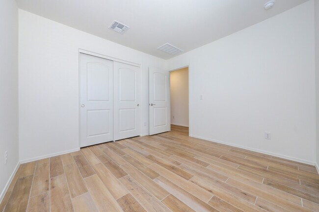 Building Photo - 9122 E Red Blf Ct