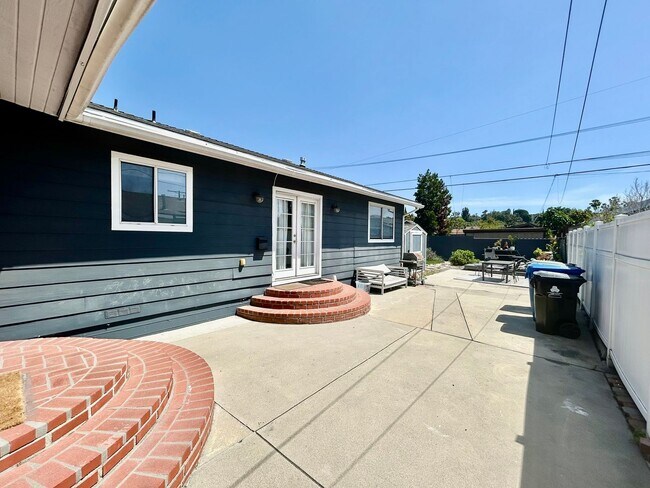 Building Photo - NB T LA 5128