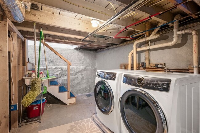 Building Photo - 40 Mead St