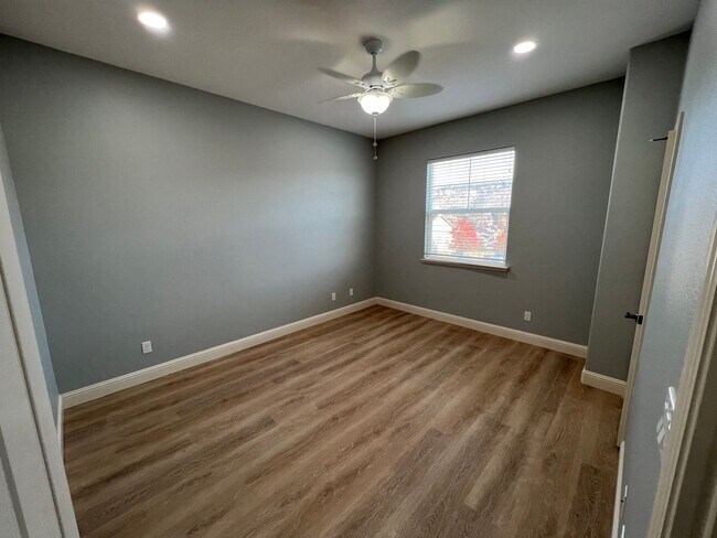 Building Photo - Desirable and Spacious 5-Bedroom Home in Empire Ranch!