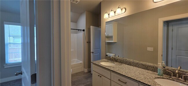 Building Photo - 995 Jameson St