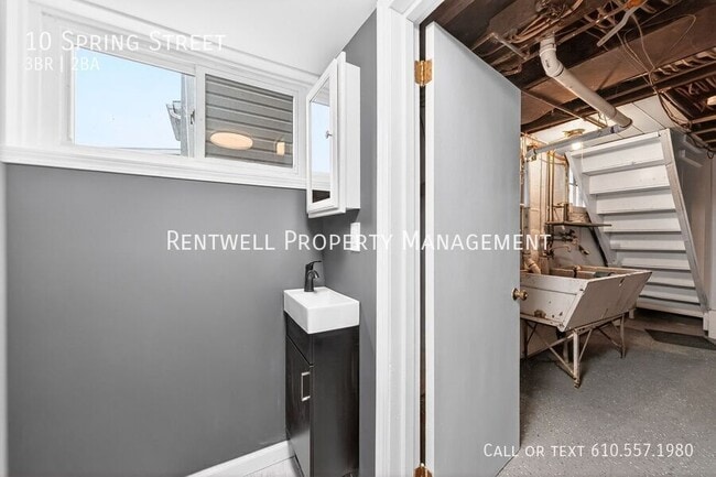 Building Photo - 10 S Spring St