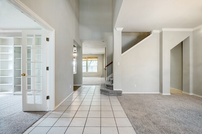 Building Photo - 4 Bedroom, 2.5 Bath Home in Vista Oaks