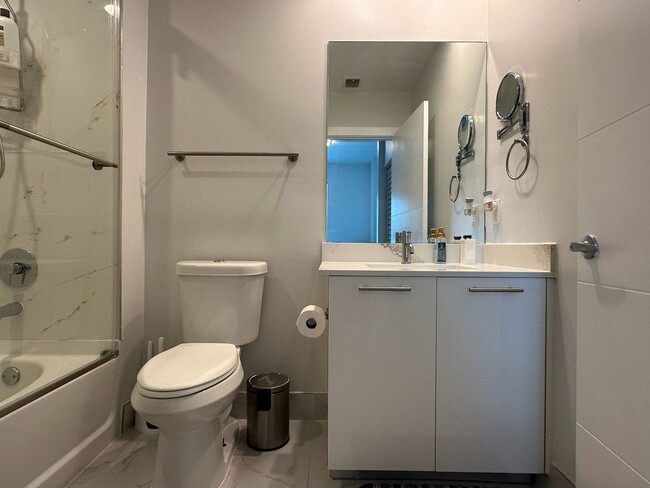 Building Photo - 950 Brickell Bay Dr
