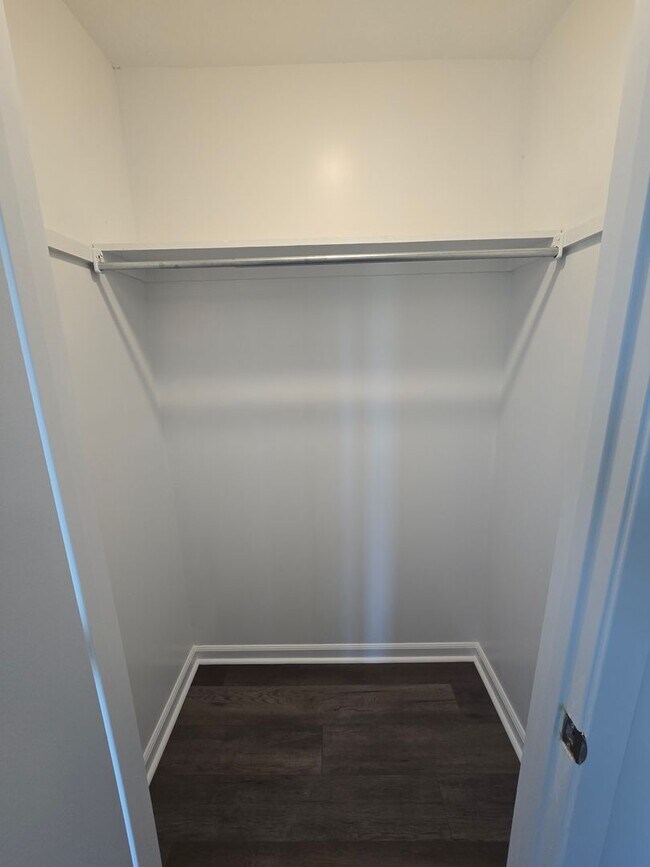 Building Photo - Newly Remodeled 2 Bed/1.5 Bath Apartment i...
