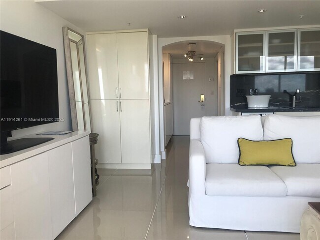 Building Photo - 2951 S Bayshore Dr