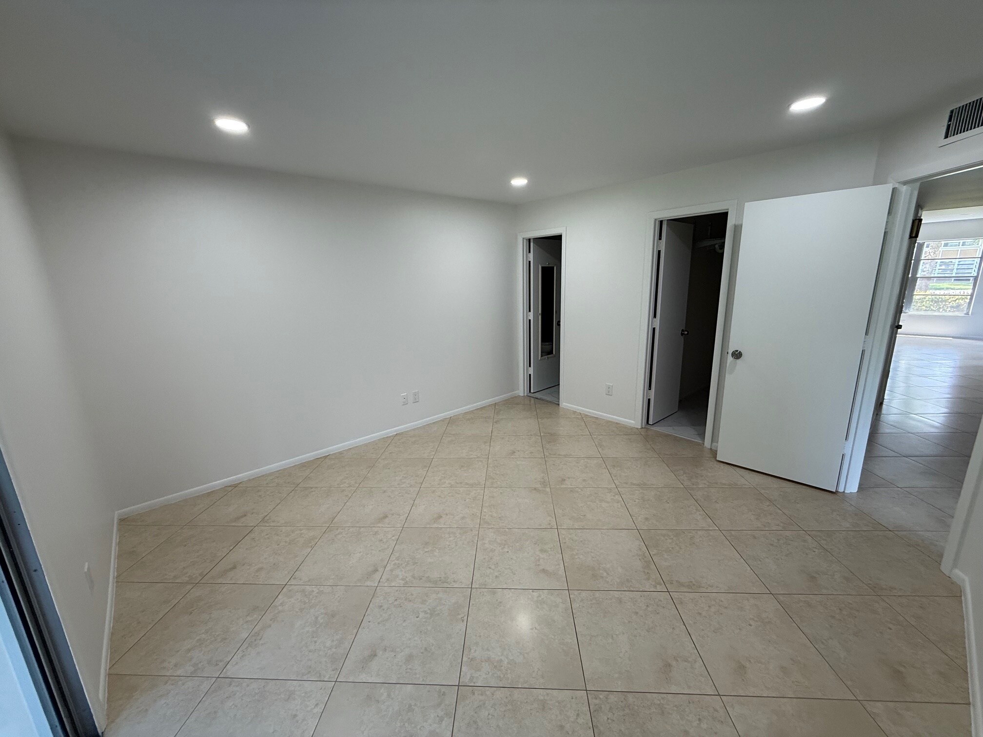 Building Photo - 2 Lake Vista Trl