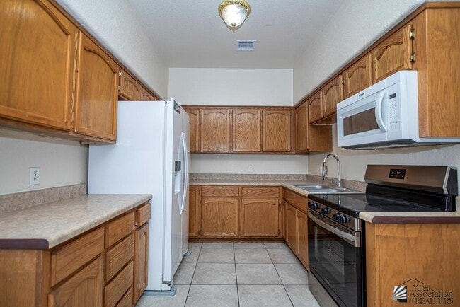 Building Photo - 564 S Madison Ave