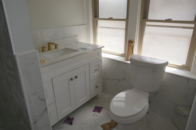 Full bathroom - 875 Lexington Ave