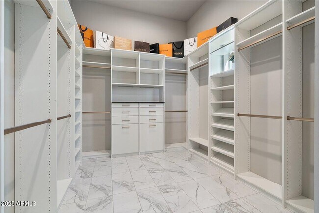 Building Photo - 5543 E Beryl Ave