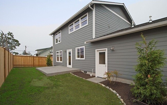 Building Photo - 3 Bed 2 Bath - Craftsman - Ideal Location - Fenced Backyard