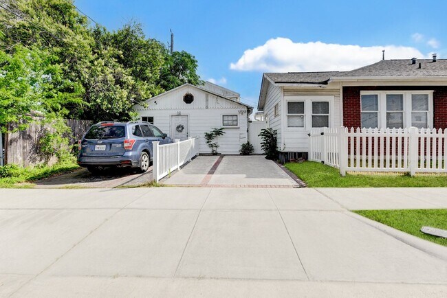 Building Photo - 3 Bed 2 Bath Fenced Home!