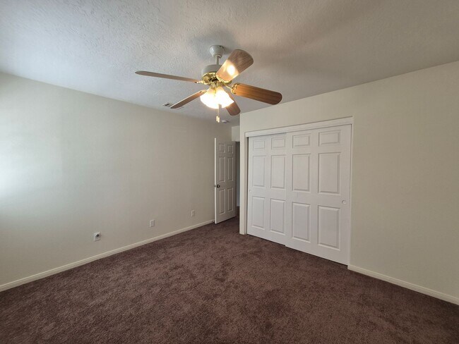 Building Photo - 3 bed/2 bath in Country Club Estates available now!