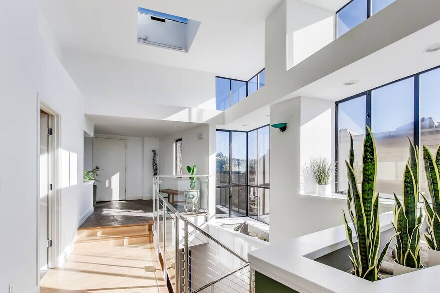 Building Photo - 660 Hiller Dr