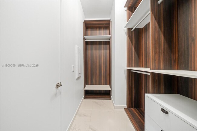 Building Photo - 480 NE 31st St