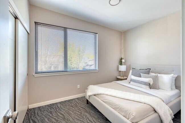 Building Photo - 1428 SE 19th Ave