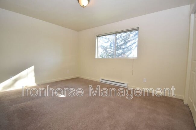 Building Photo - 807 W Villard St