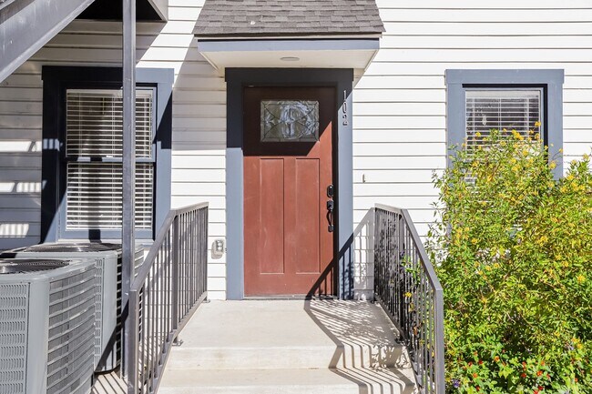 Building Photo - 120 E Magnolia Ave