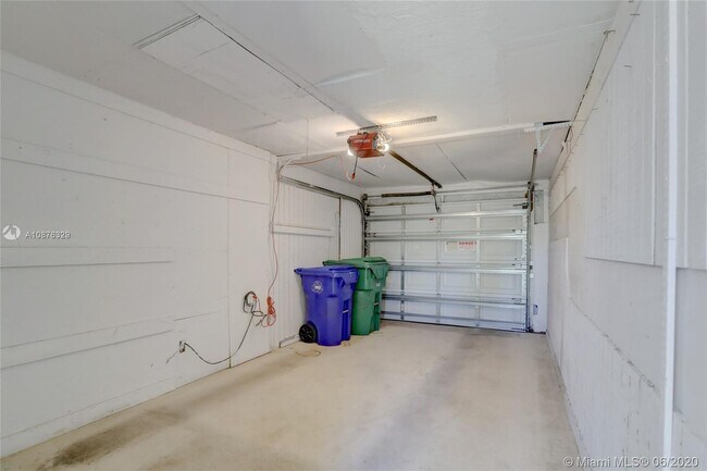 Building Photo - 4961 SW 17th St