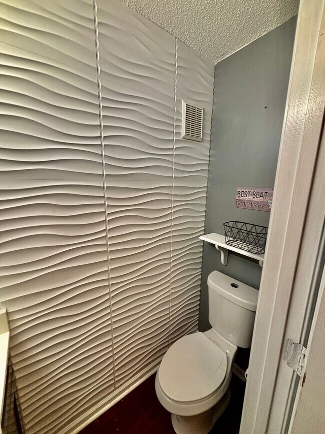 Building Photo - 4 bedroom/ 2.5 bathroom- Village Square of Williamsburg