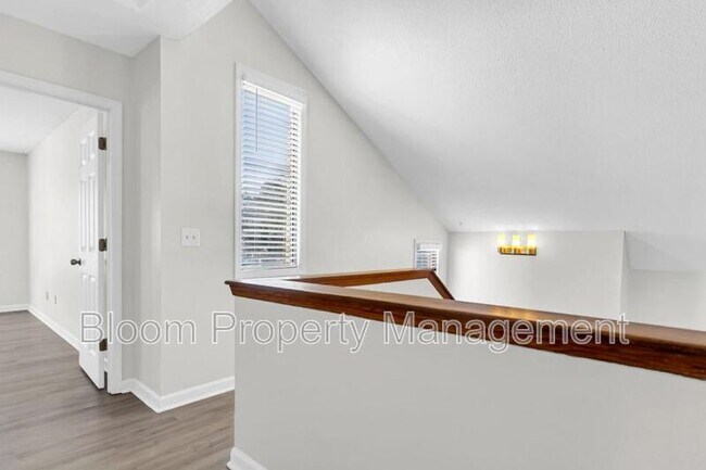 Building Photo - 111 Cottonwood Dr