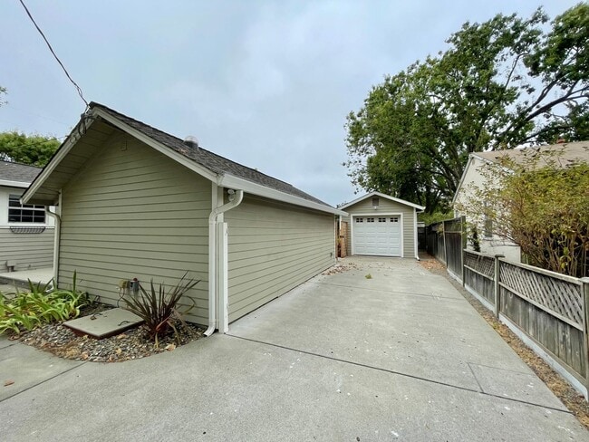 Building Photo - Charming 3 Bedroom 2 Bath Home in Old Town...