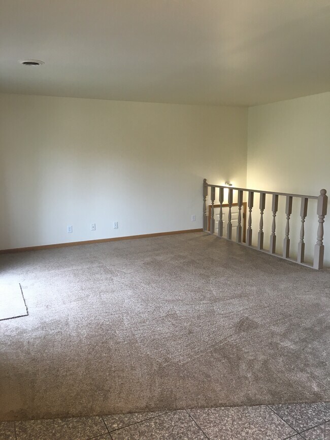 Building Photo - 1928 Redwood Dr