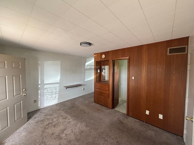 Building Photo - 913 S Main St