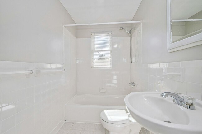 Building Photo - Beautiful Three-Bedroom in Dundalk