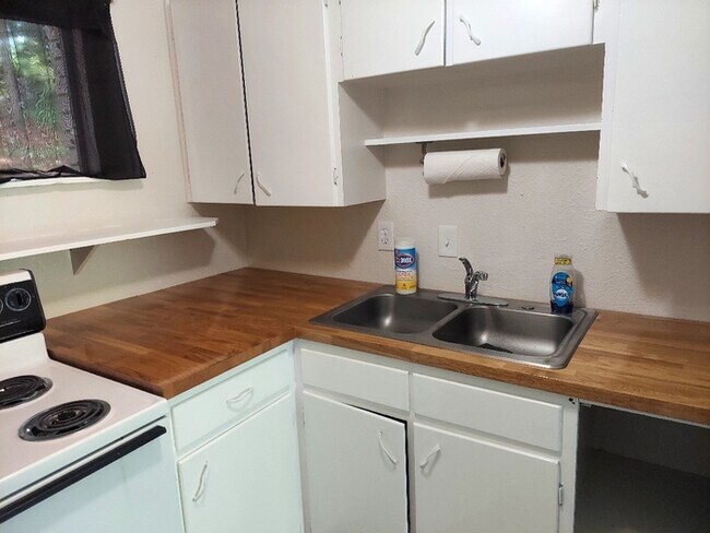 Building Photo - 2 Bedroom 1 Bathroom