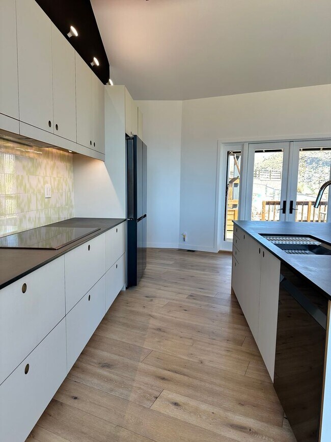 Building Photo - Paradise is the location of this home and ...