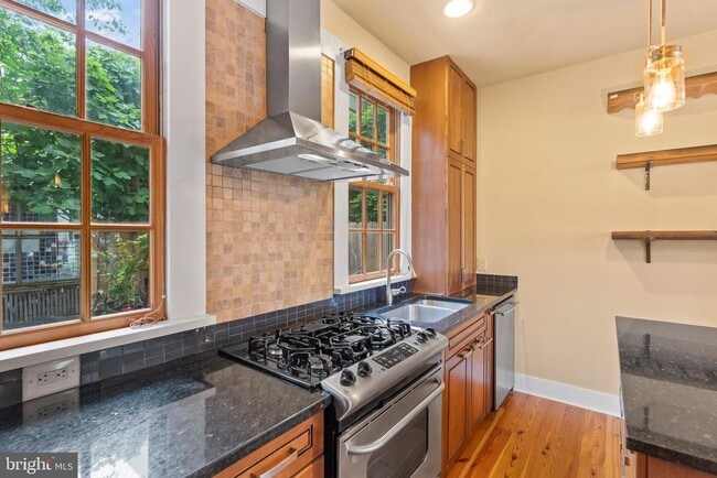 Building Photo - 220 Hollis Alley